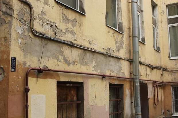 Петербуржцы жалуются на ненадлежащее состояние фасадов своих домов