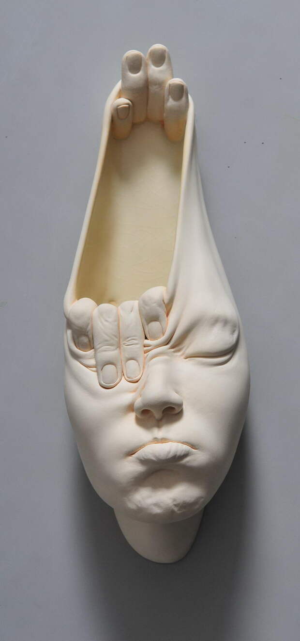 Тянущиеся лица в скульптурах Johnson Tsang