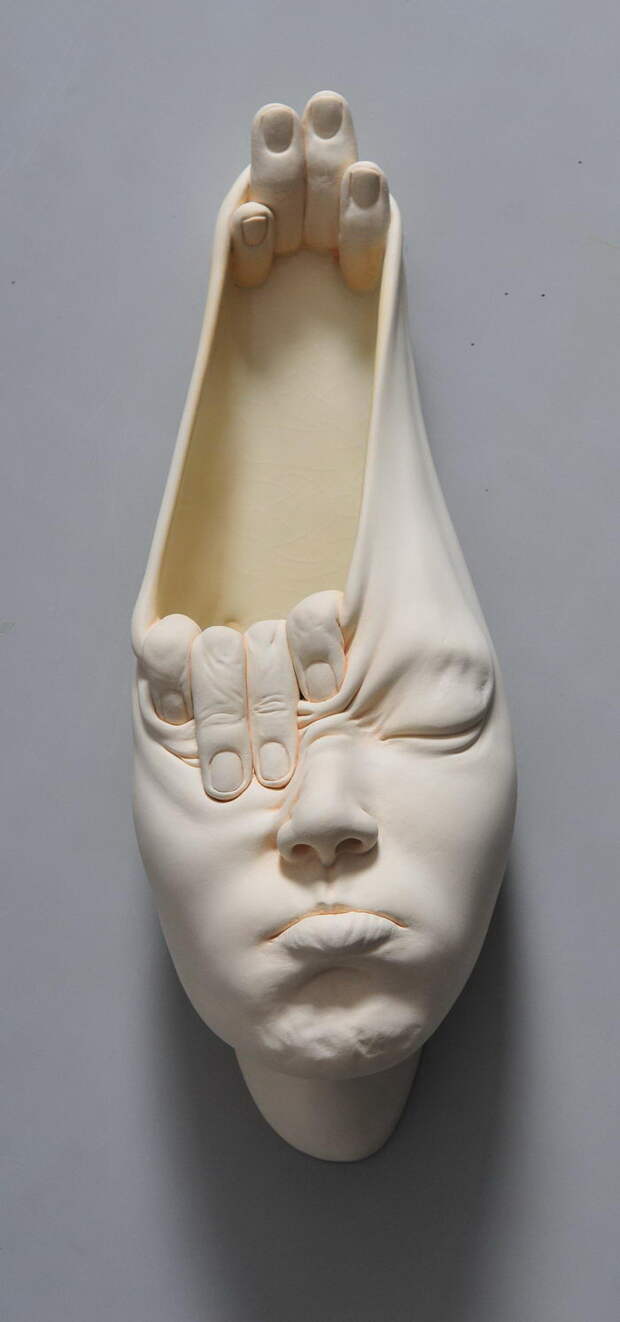 Тянущиеся лица в скульптурах Johnson Tsang Тянущиеся лица в скульптурах Johnson Tsang