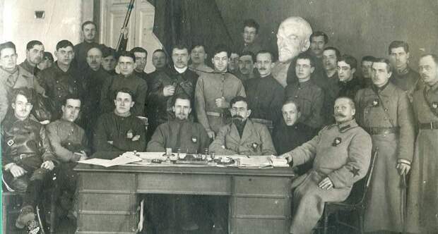 Коллег – матросиков под лед. Дыбенко (сидит, третий справа) пока что судит. Скоро будут судить его. Кронштадт 1921. 