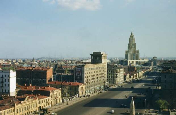 Вид на улицу Чайковского (ныне – Новинский бульвар), Москва. В высотке на заднем плане находится МИД.