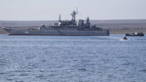 Украинские военные покидают корабль Константин Ольшанский в бухте Донузлав