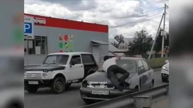 Видео: водитель прокатил на капоте мужчину, пытавшегося остановить его
