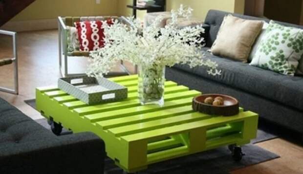 Для создания весенней атмосферы, стол из паллетов – лучший вариант. | Фото: yandex.kz.