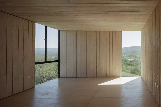 Минималистичный деревянный дом в Чили