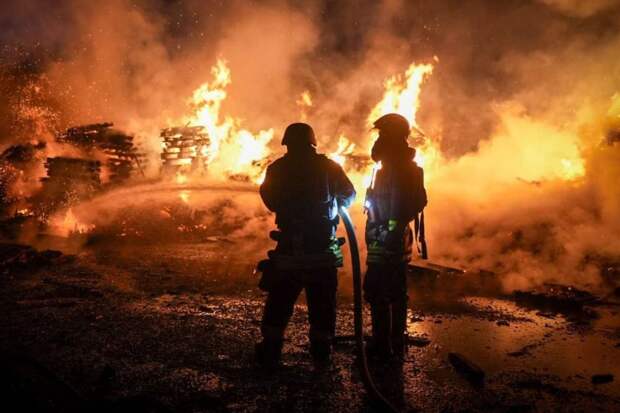 Появилось видео череды взрывов в Одессе, похожих на извержение вулкана