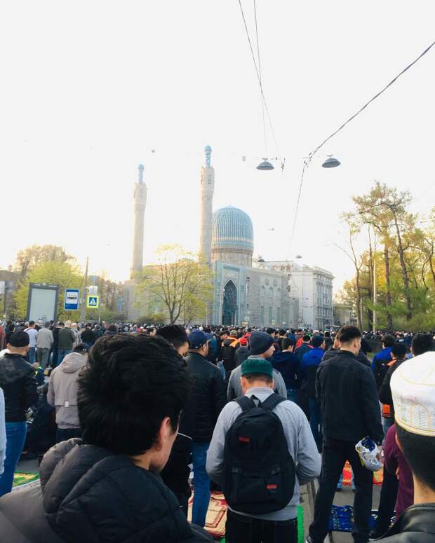 Мусульмане отпраздновали Ураза-байрам. У Соборной мечети в Петербурге утром собрались сотни людей