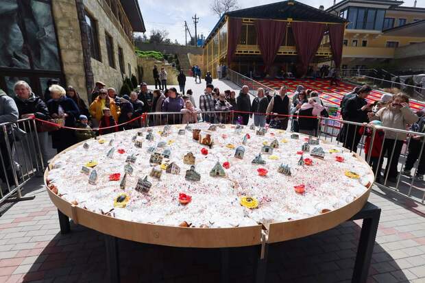 В Крыму испекли гигантский кулич