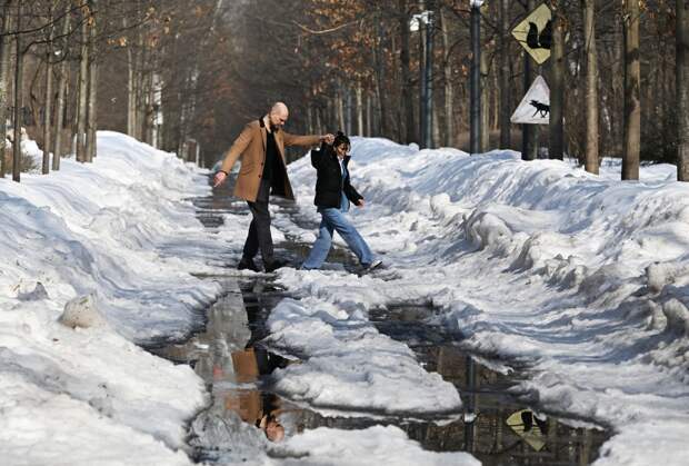 Назван срок полного исчезновения сугробов в Москве