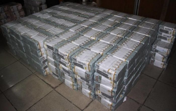 В Нигерии в нежилой квартире обнаружили 43 миллиона долларов В Нигерии в нежилой квартире обнаружили 43 миллиона долларов