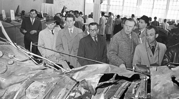 фото 2.jpg Выставка обломков самолета Пауэрса, 1960 год. <br>