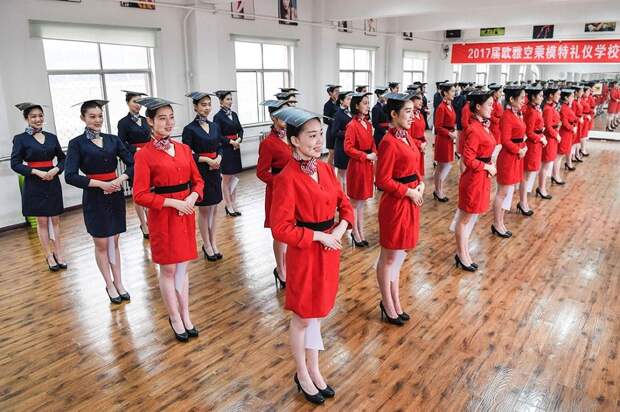 Как готовят стюардесс в Китае