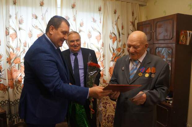 Сотрудники УВД по ЮВАО поздравили ветерана Великой Отечественной войны с 93-летием. Фото УВД по ЮВАО ГУ МВД России по г. Москве
