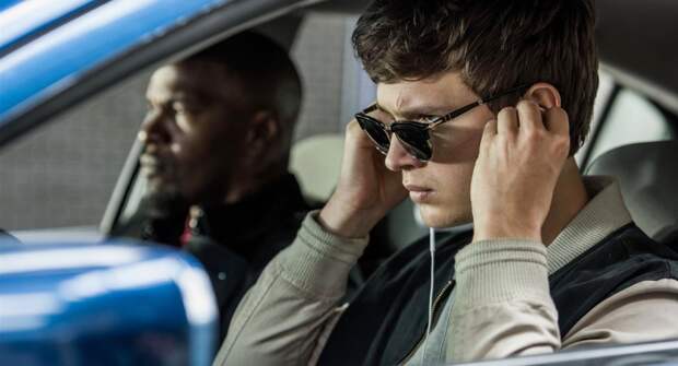 Можно ли слушать музыку в наушниках во время управления автомобилем?