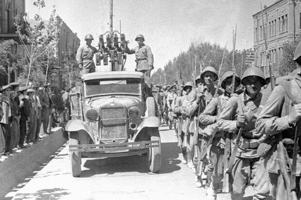 Советские войска вступают в город Тебриз.