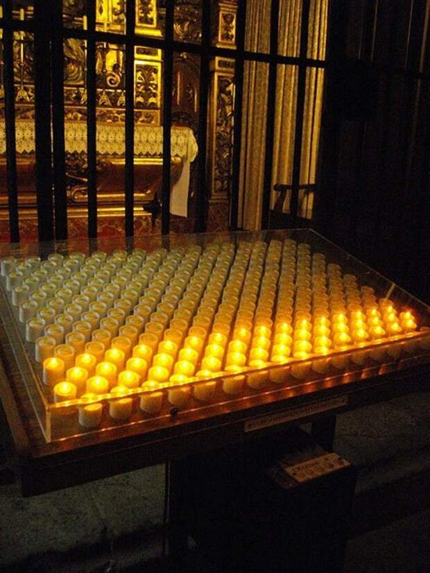 В европейских церквях вместо восковых свечей иногда используют электрические: бросил монетку — и она загорается страны, факты, это интересно