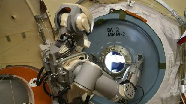 Корабль «Союз МС-14» с роботом FEDOR на борту отстыковался от МКС