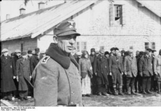 Концлагерь Саласпилс. Взрослые узники возле барака, декабрь, 1941. /Фото:mywebs.su Концлагерь Саласпилс. Взрослые узники возле барака, декабрь, 1941. /Фото:mywebs.su