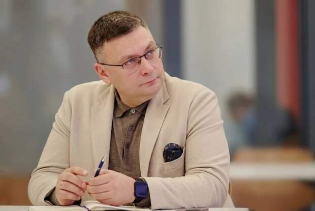 В Москве арестован замглавы общества «Знание» Антон Сериков по подозрению в растрате в особо крупном размере. Сериков также руководит обра...