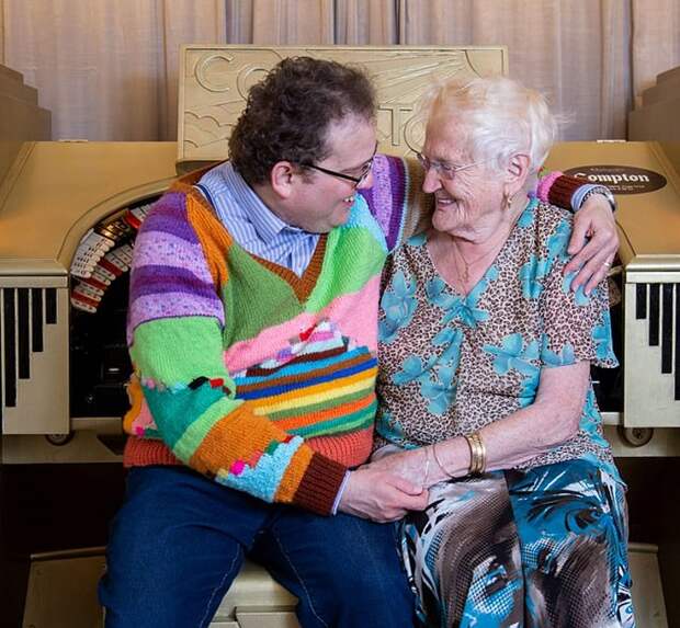 83-летняя прабабушка и 44-летний музыкант 14 лет в браке. Он ей играет на органе, а она заботится о нем
