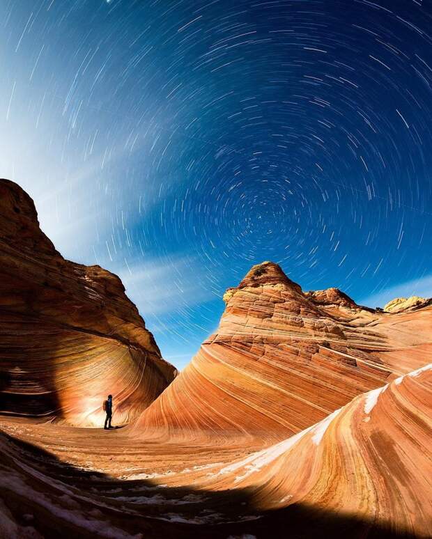 Песчаниковая скальная формация «Волна» в Аризоне выглядит чрезвычайно величественно на фоне звездного вечернего неба. разница, фотографии