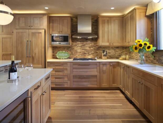 Полностью деревянная кухня тоже может быть стильной.