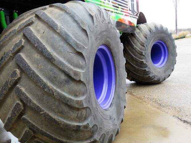 Monster Truck Setting Speed World Record At 101.84 MPH Is The New Peak Of Civilization