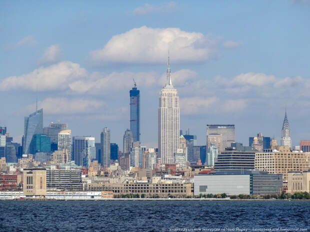 Строящийся небоскреб 432 Park Avenue, справа — Empire state building