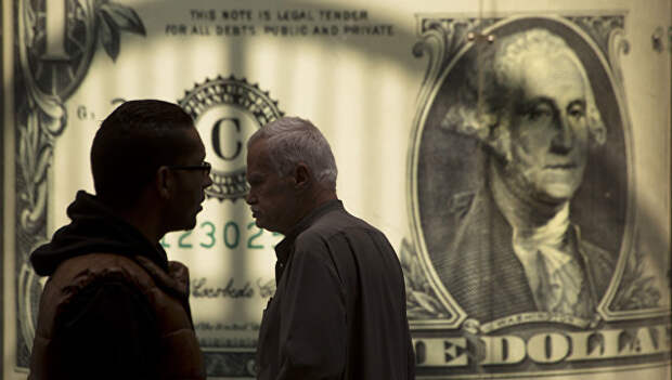 Мужчины возле баннера с изображением американского доллара возле обменного пункта. Архивное фото