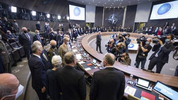 «Будем приучать их к диалогу». Как американцы схитрили на переговорах РФ и НАТО в Брюсселе