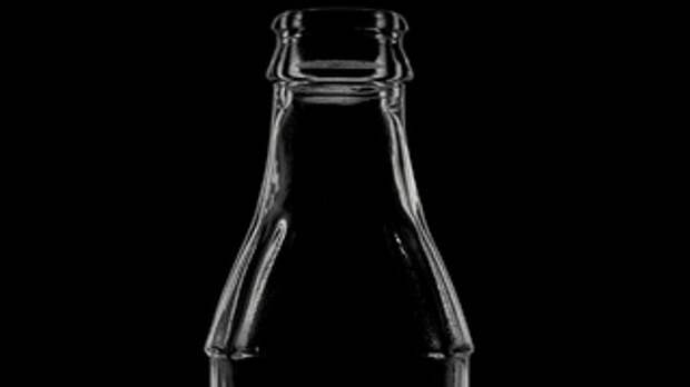 Стеклянная бутылка от Coca-Cola / Фото: unsplash.com