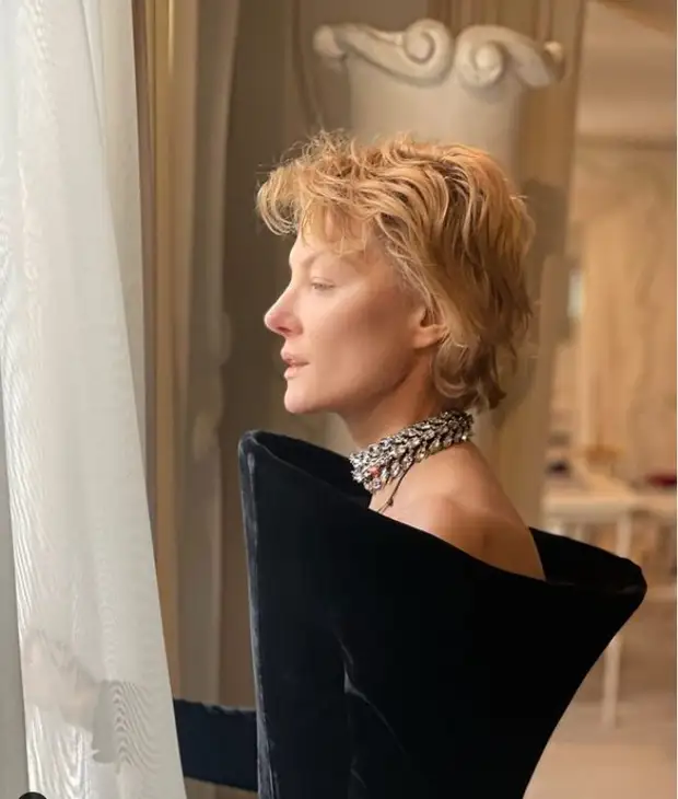 В Париже заметили Ренату Литвинову без макияжа и с растрепанными волосами