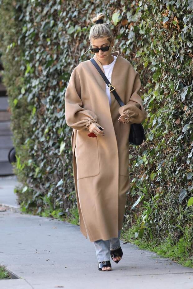 Новая версия идеального бежевого пальто: халат без воротника как у Хейли Бибер (фото 1)