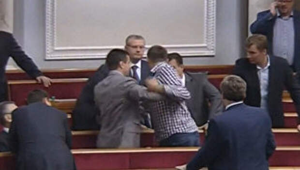 ВИДЕО: Депутаты Рады подрались перед журналистами.