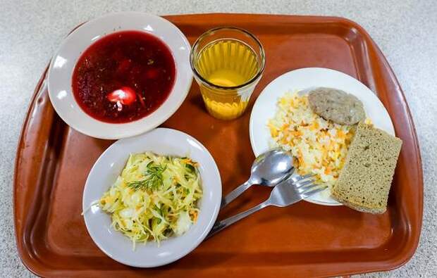 Эксперты посчитали, сколько уральские семьи тратят на кафе и столовые