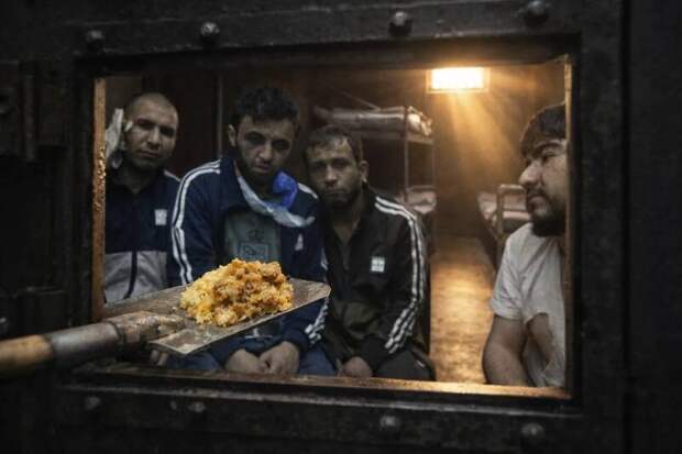 Еда с «лопаты» в клетку: в Совете по правам человека раскрыли «суперсуровые» условия для террористов «Крокуса»