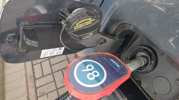 Почему у одних машин лючок бензобака справа, у других — слева