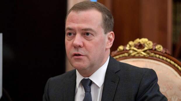 Медведев: Россия вынуждена проводить полностью независимую внешнюю политику