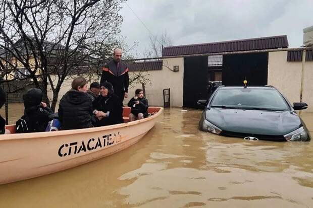 Жасмин помогла пострадавшей от потопа дагестанской семье