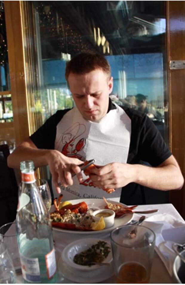 Навальный выкачивает донаты из школьников и рассылает им в «благодарность» утиные магниты