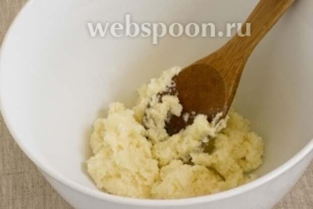 Мягкое сливочное масло растереть с сахаром.