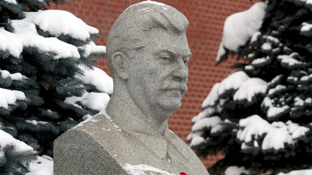 Памятник Сталину у Кремлевской стены в Москве / Фото: Сергей Карпухин/ТАСС