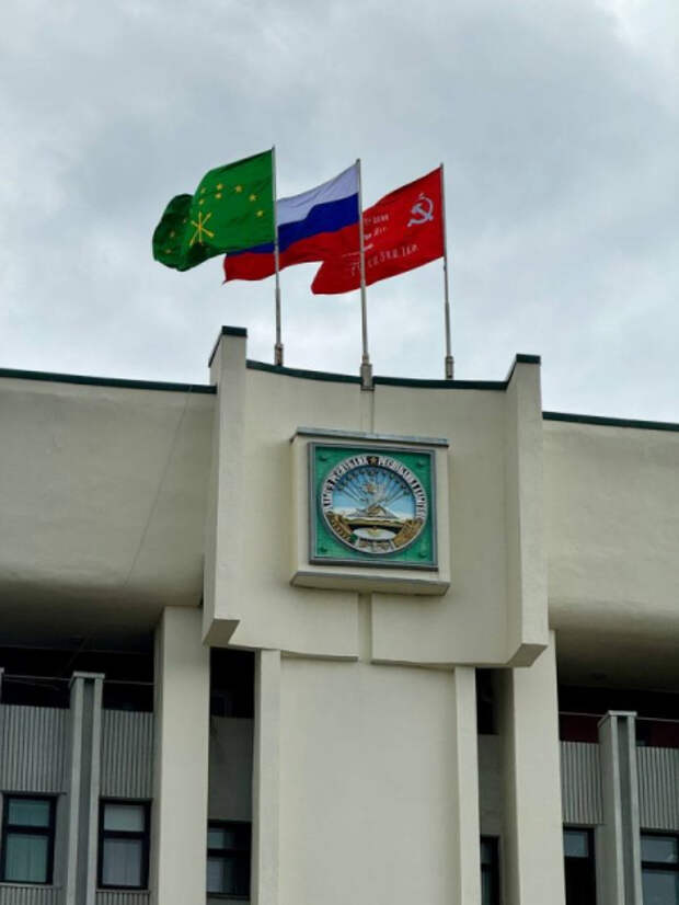 Копию Знамени Победы установили на Доме правительства Адыгеи