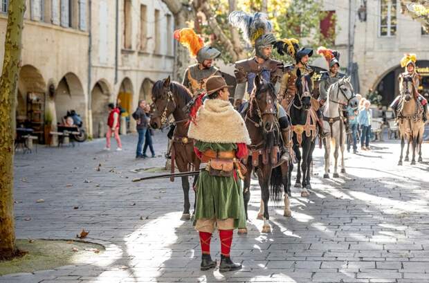 Цвета в Средние века: какие одежды предпочитали монахи и рыцари