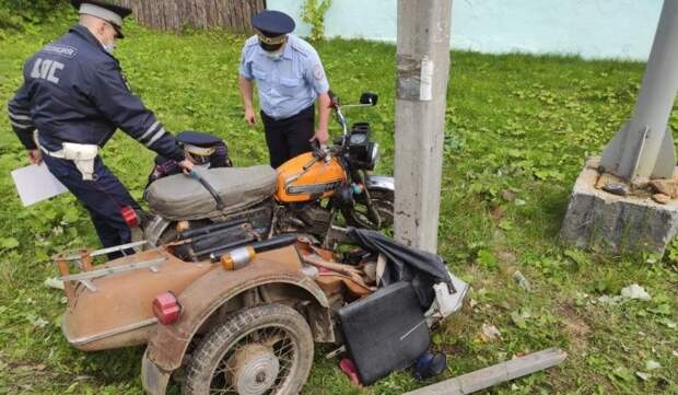 На Урале пьяный отец на мотоцикле с коляской покалечил двух своих детей