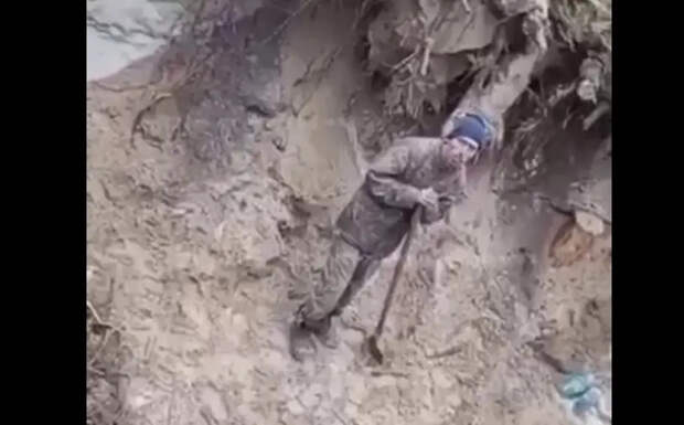 В украинском сегменте сети обсуждаются кадры, на которых боевики ВСУ избивают мобилизованного инвалида