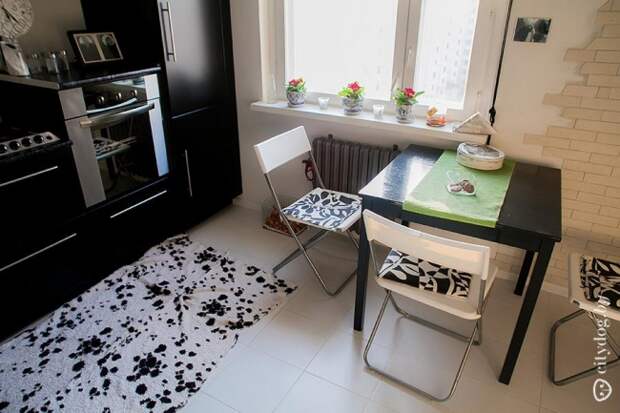 Минимализм на черной угловой кухне 9,3 кв.м без верхних шкафов (9 фото)