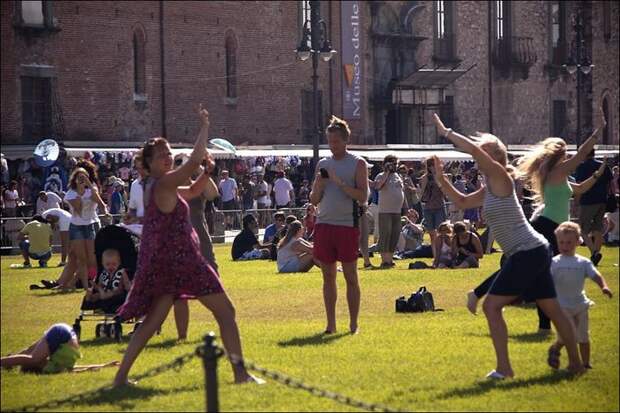 tourists-posing-04 (700x467, 93Kb)