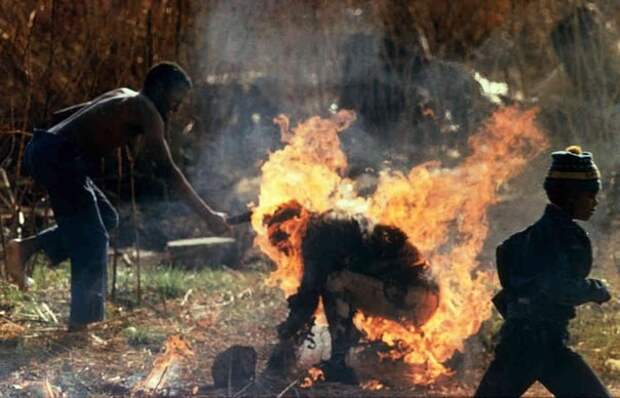 Сторонники Африканского национального Конгресса сжигают человека, в котором заподозрили шпиона зулу. ЮАР, 1990 год. история, события, фото