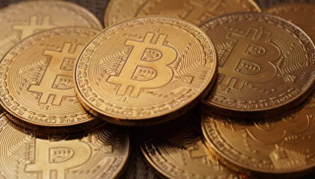 Монеты с логотипами криптовалюты биткоин. Архивное фото